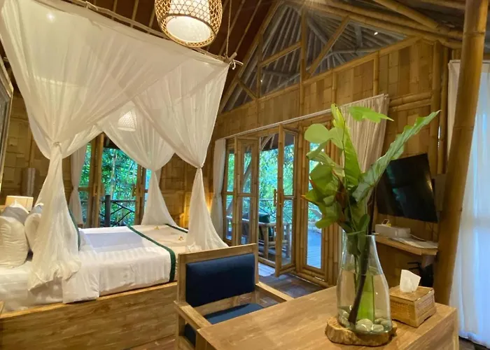 Romantic Bamboo & Ubud بيت ضيافة 4*