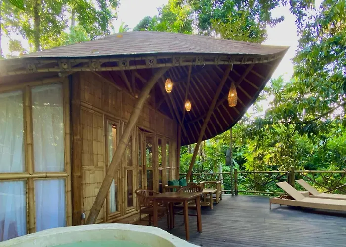 Romantic Bamboo & Ubud بيت ضيافة 4*